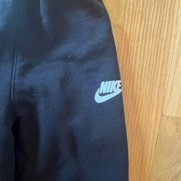Boys 6-7 Year Old Nike Sweat Pants - Picture 2 of 4